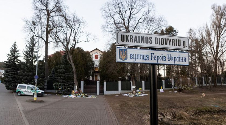 Biển báo phía trước Đại sứ quán Nga ở Vilnius, Lithuania - Ảnh chụp màn hình: RT/GETTY IMAGES