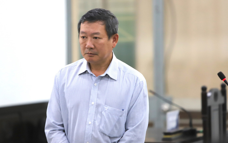 Bị cáo Huỳnh Văn Dõng (cựu giám đốc CDC Khánh Hòa) tại phiên tòa sơ thẩm sáng 9-4 - Ảnh: QUẢNG NAM