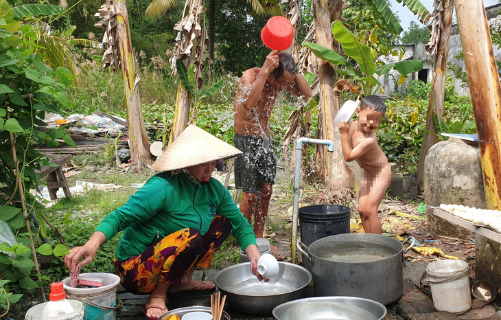 Hơn 4.000 người dân Cà Mau đang đối mặt với cảnh thiếu nước ngọt sử dụng trong sinh hoạt - Ảnh: THANH HUYỀN