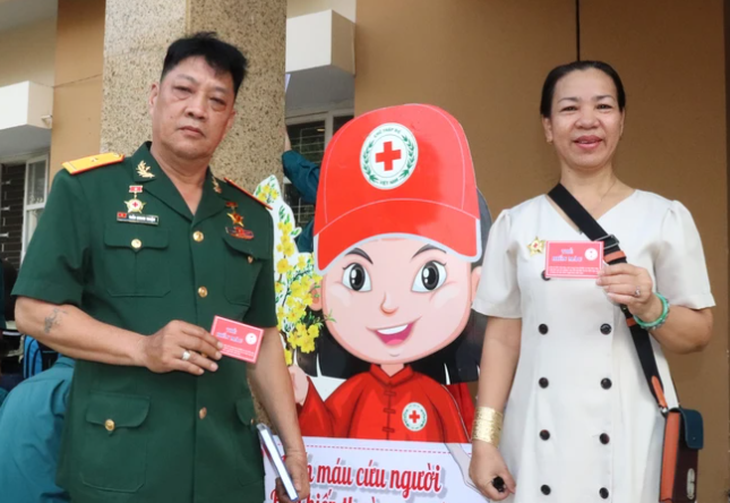 Vợ chồng bà Nguyễn Thị Lan, ông Trần Quang Thuận có gần 100 lần tham gia hiến máu - Ảnh: Sài Gòn giải phóng