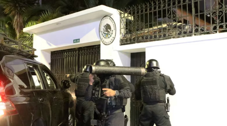 Lực lượng cảnh sát Ecuador cố gắng đột nhập vào Đại sứ quán Mexico ở Quito để bắt cựu phó tổng thống Ecuador vào tối 5-4 - Ảnh: AFP