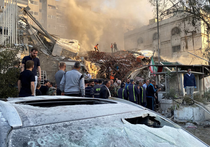 Khói bốc lên sau cuộc không kích của Israel khiến tòa nhà Đại sứ quán Iran ở thủ đô Damascus, Syria bị hư hại hôm 1-4 - Ảnh: REUTERS