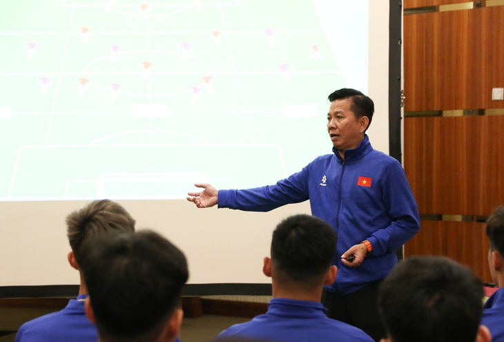 HLV Hoàng Anh Tuấn mong muốn các cầu thủ U23 Việt Nam duy trì được năng lượng tích cực - Ảnh: VFF