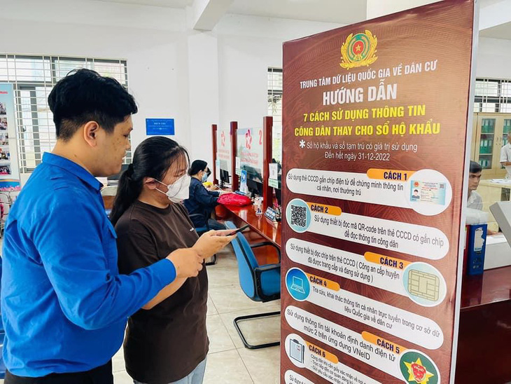 Người dân đăng ký VNeID tại UBND quận Phú Nhuận, TP.HCM - Ảnh: P.N.