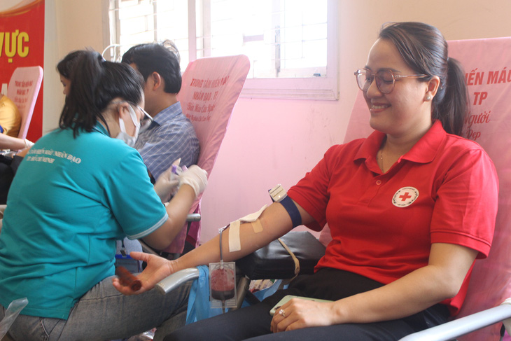 Chị Lê Thị Huyền Trang (34 tuổi, quận Bình Thạnh) đã 7 lần hiến máu tình nguyện và tích cực vận động bạn bè cùng nhau tham gia hoạt động ý nghĩa này - Ảnh: NGỌC NHI