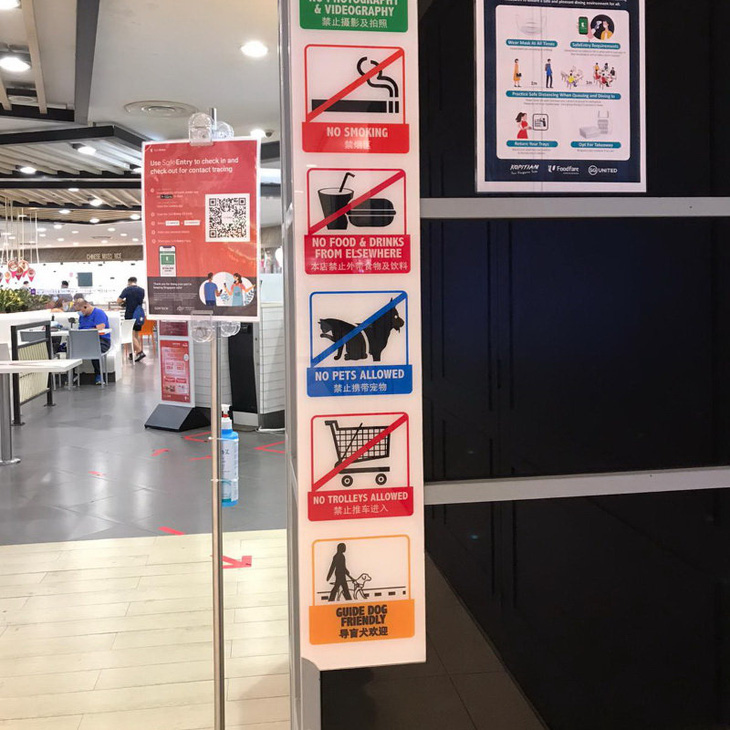 Biển hiệu cấm dẫn theo động vật tại một quầy ăn uống ở Singapore - Ảnh: GUIDE DOGS SINGAPORE