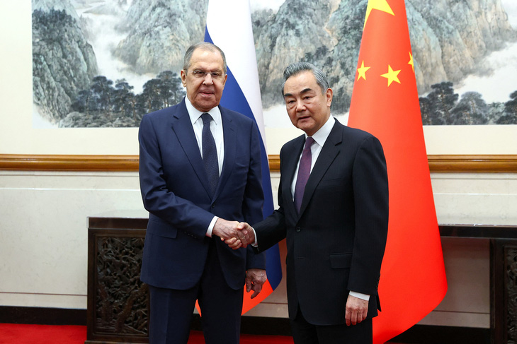 Ngoại trưởng Nga Sergei Lavrov (bên trái) và Ngoại trưởng Trung Quốc Vương Nghị trong cuộc họp ở Bắc Kinh (Trung Quốc) ngày 9-4 - Ảnh: REUTERS