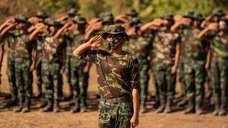 Các binh sĩ của quân đội Myanmar tham gia huấn luyện tại một căn cứ ở miền đông Myanmar - Ảnh: NIKKEI ASIA