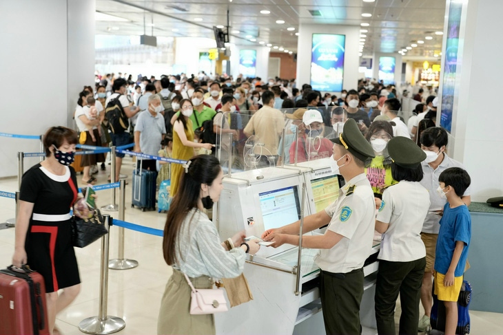 Hành khách làm thủ tục đi máy bay tại sân bay Nội Bài - Ảnh: NIA