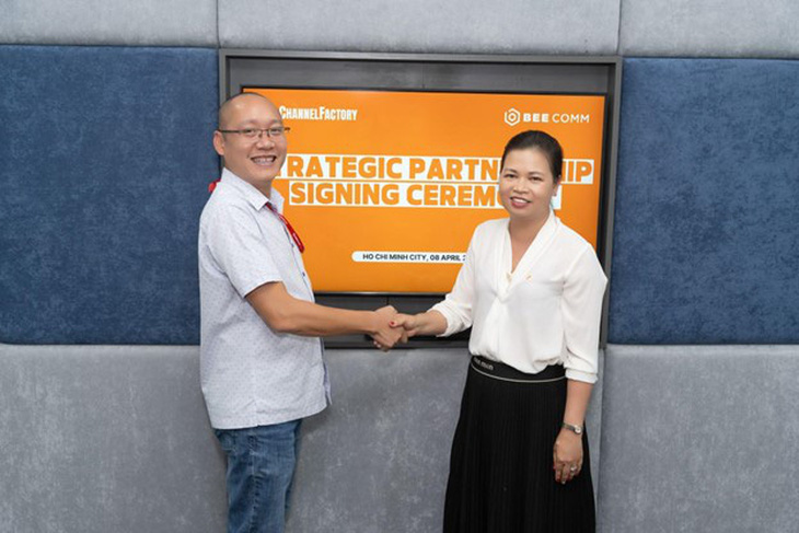 Ông Khánh Ngô, Quản lý Quốc gia tại Việt Nam của Channel Factory và bà Oanh Đặng, Giám đốc điều hành Bee Comm tại buổi ký kết.
