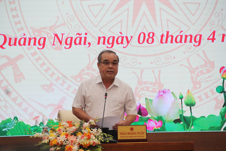 Ông Trần Hoàng Tuấn, phó chủ tịch UBND tỉnh Quảng Ngãi, cho biết Quảng Ngãi đang rất khó khăn - Ảnh: TRẦN MAI