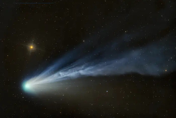 "Sao chổi Quỷ" lấp lánh với hai màu trắng và xanh giữa vũ trụ - Ảnh: BUSINESS INSIDER