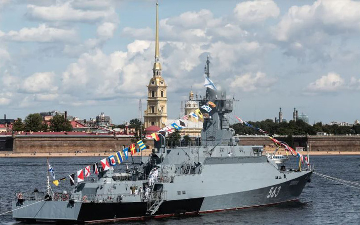 Tình báo Ukraine: Tàu tên lửa Nga bốc cháy trên 