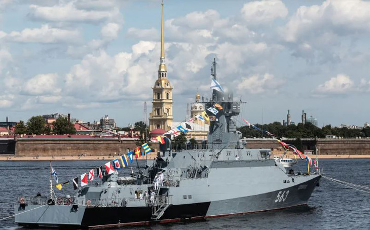 Tàu tên lửa Serpukhov của Nga trong ảnh chụp ở St. Petersburg, Nga vào tháng 7-2019 - Ảnh chụp màn hình The Kyiv Independent/GETTY IMAGES