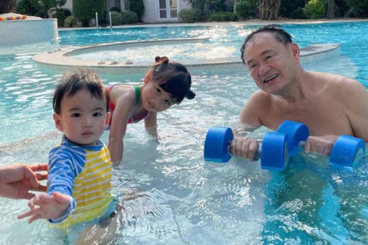 Cựu thủ tướng Thái Lan Thaksin Shinawatra vui chơi cùng các cháu trong hồ bơi tại gia trong bức ảnh đăng tải ngày 8-4 - Ảnh: @ingshin21/instagram