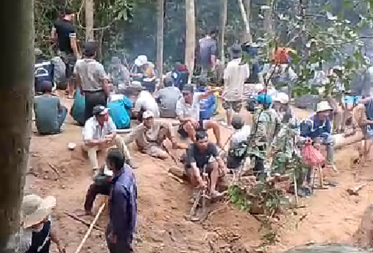 Người dân vào khu rừng đặc dụng Đèo Cả (xã Hòa Tâm, thị xã Đông Hòa) để tìm trầm hương - Ảnh cắt từ clip của MẠNH PHONG
