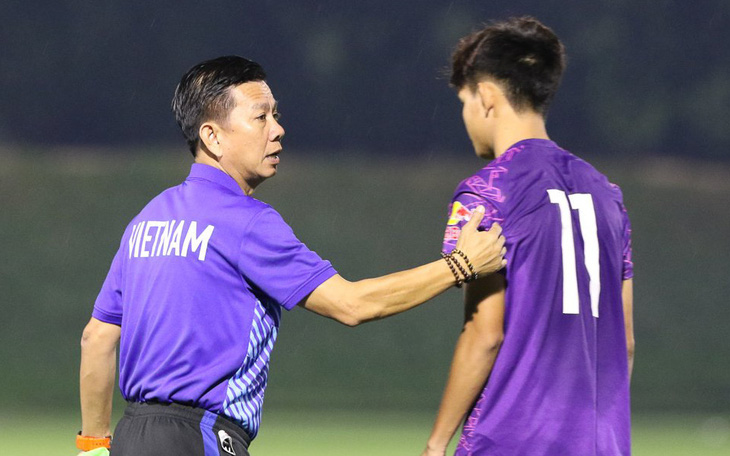 HLV Hoàng Anh Tuấn khuyến khích U23 Việt Nam thoải mái chơi bóng