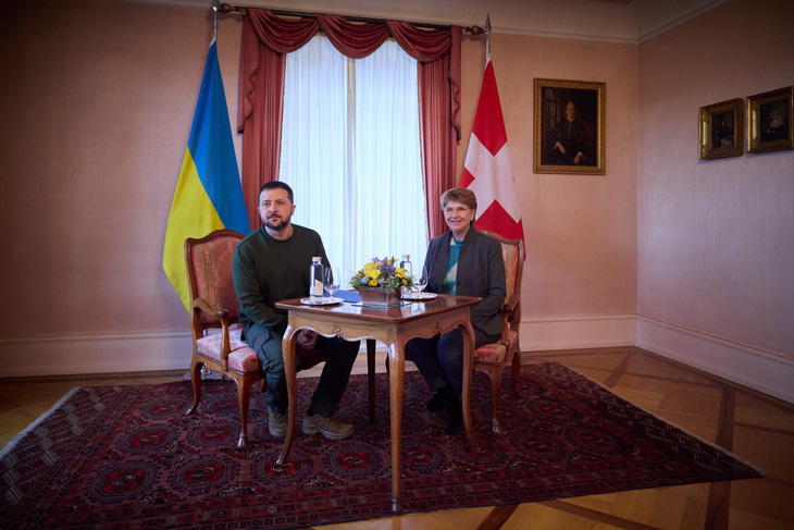 Tổng thống Ukraine Volodymyr Zelensky (bên trái) và Tổng thống Thụy Sĩ Viola Amherd tại buổi họp bàn chuẩn bị cho hội nghị thượng đỉnh hòa bình Ukraine hôm 15-1 - Ảnh: Văn phòng Tổng thống Ukraine