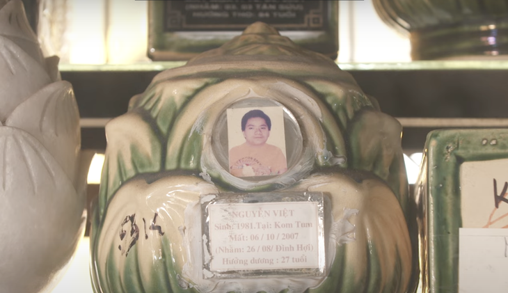 Tro cốt của anh Nguyễn Việt được đặt tại một ngôi chùa - Ảnh: Chụp từ trailer