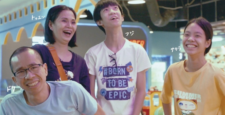 Anh Nguyễn Đức trong một lần đi chơi bowling cùng vợ Thanh Tuyền và hai con Phú Sĩ - Anh Đào - Ảnh: Kingyo Films