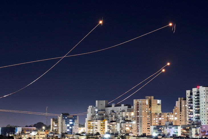Hệ thống phòng không Vòm sắt (Iron Dome) của Israel chặn rocket phóng từ Dải Gaza hôm 15-1 - Ảnh: REUTERS