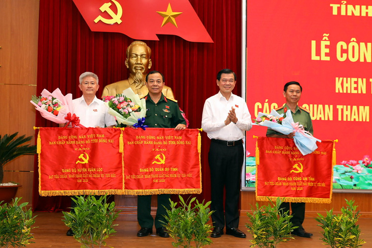 Đại tá Vũ Văn Điền (đứng thứ 2 từ trái qua) được điều động làm phó tư lệnh, tham mưu trưởng Bộ Tư lệnh TP.HCM - Ảnh: Bộ Chỉ huy quân sự tỉnh Đồng Nai