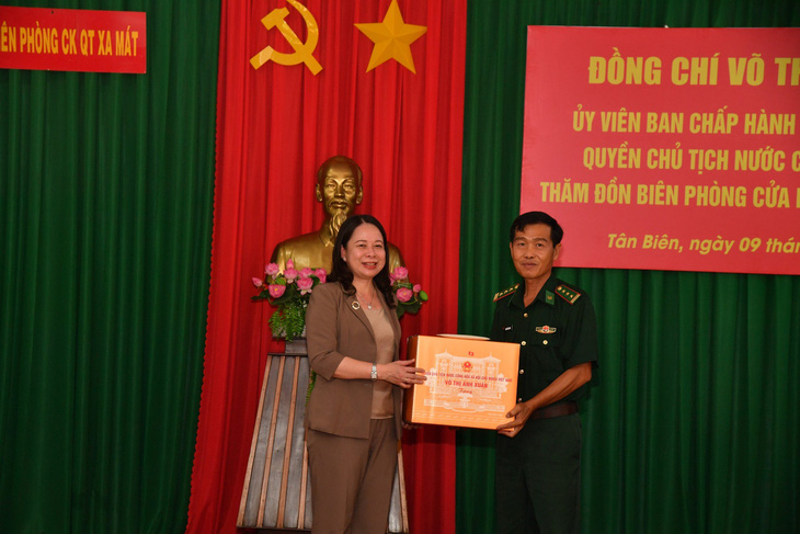 Quyền Chủ tịch nước Võ Thị Ánh Xuân tặng quà cho cán bộ, chiến sĩ - Ảnh: LÊ QUÂN
