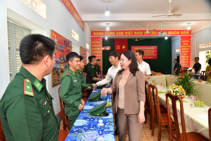 Quyền Chủ tịch nước Võ Thị Ánh Xuân thăm hỏi các cán bộ, chiến sĩ Đồn biên phòng cửa khẩu quốc tế Xa Mát, tỉnh Tây Ninh - Ảnh: TRUNG QUÂN