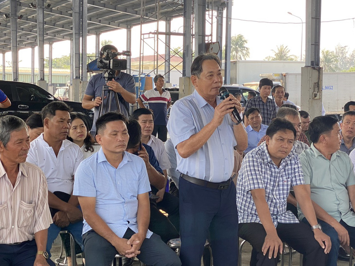 Ngư dân huyện Phù Cát nói chuyện, trải lòng với Bộ trưởng Lê Minh Hoan trong nỗ lực gỡ thẻ vàng IUU cho ngành thủy sản Việt Nam - Ảnh: THANH AN