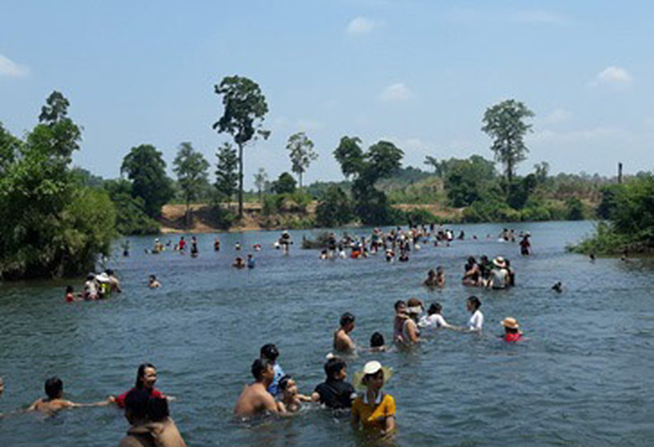 Người dân tắm trên sông Pô Kô đoạn chảy qua huyện Đức Cơ, Gia Lai - Ảnh: UBND huyện Đức Cơ 