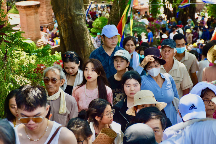 Khánh Hòa thu hơn 1.300 tỉ đồng, du lịch Phú Yên bùng nổ dịp nghỉ lễ 30-4 và 1-5