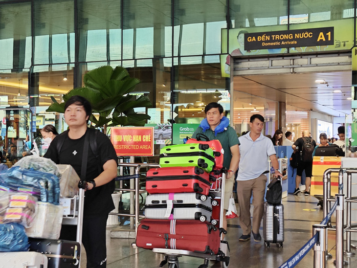 Hành khách bắt đầu di chuyển trở lại khá đông qua Tân Sơn Nhất sau kỳ nghỉ lễ. Theo thông tin từ sân bay, khung giờ 17h đến 21h rất đông khách đến - Ảnh: CÔNG TRUNG
