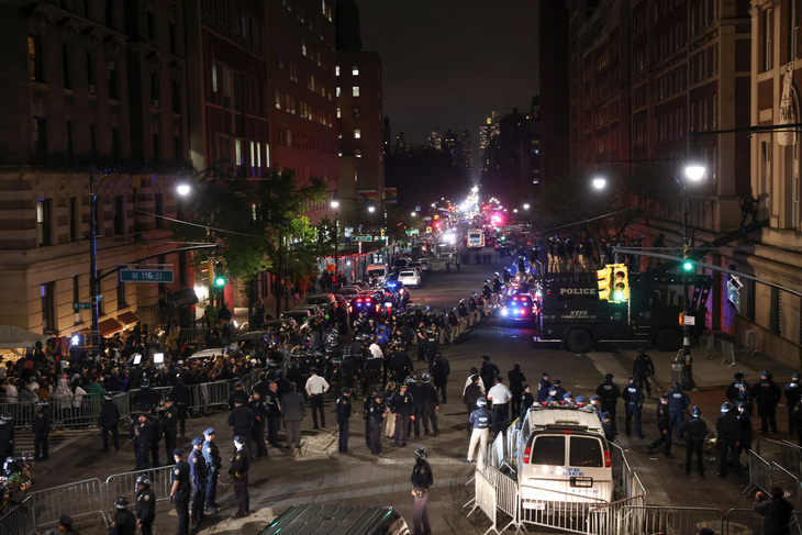 Cảnh sát ập vào tòa nhà Hamilton đang bị người ủng hộ Palestine chiếm giữ tại Đại học Columbia vào tối 30-4 (giờ Mỹ) - Ảnh: REUTERS