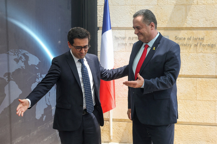 Ngoại trưởng Pháp Stéphane Séjourne (phải) gặp người đứng đầu cơ quan ngoại giao Israel Israel Katz hôm 30-4 trong khuôn khổ chuyến công du đến Trung Đông - Ảnh: REUTERS