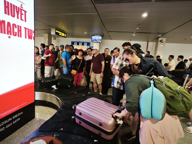 Tân Sơn Nhất khuyến nghị khách hàng kiểm tra hành lý, tránh tình trạng thất lạc hoặc mất tài sản khi rời khỏi sân bay - Ảnh: CÔNG TRUNG