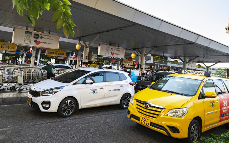 Khách quay lại Tân Sơn Nhất sau lễ, lo khó đón taxi, xe công nghệ