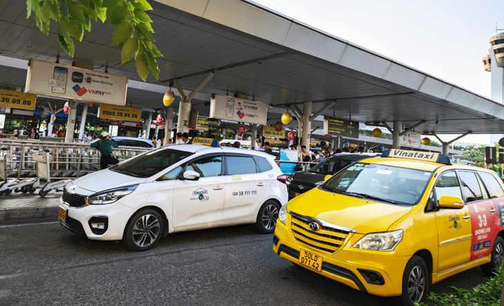 Các hãng taxi, xe công nghệ tăng cường điều hướng phương tiện vào sân bay, bến xe đón khách trở lại sau kỳ nghỉ lễ 30-4 - Ảnh: CÔNG TRUNG