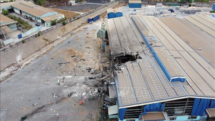 Hiện trường nơi xảy ra vụ nổ lò hơi tại Công ty TNHH gỗ Bình Minh khiến 6 người chết 7 người bị thương. Ảnh: TTXVN
