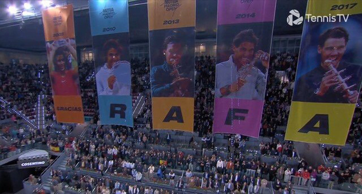 "Vua đất nện" Rafael Nadal xúc động khi ban tổ chức vinh danh 5 lần vô địch giải của anh - Ảnh: Tennis TV