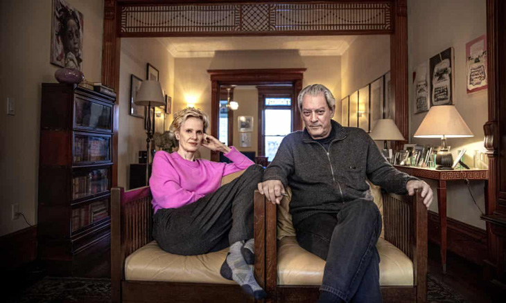 Paul Auster và vợ Siri Hustvedt tại nhà ở Brooklyn năm 2020 - Ảnh: The Guardian