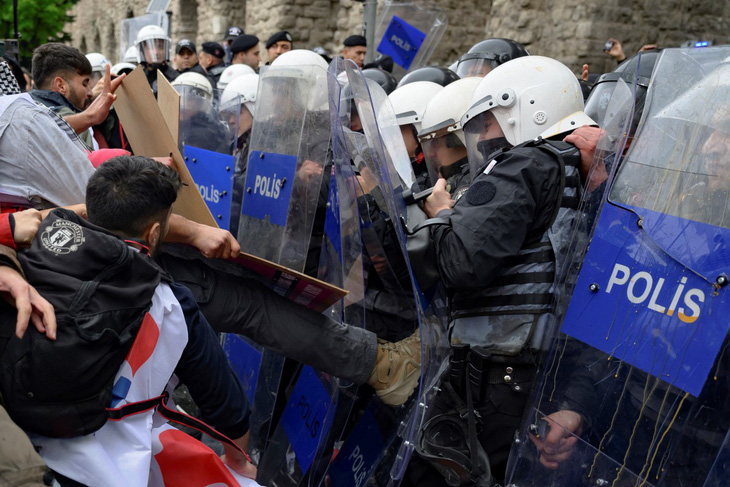 Một số người tham gia biểu tình nhân Ngày Quốc tế lao động 1-5 ở Thổ Nhĩ Kỳ trở nên hung hăng, quá khích khiến cảnh sát phải dùng đến hơi cay và đạn cao su để trấn áp - Ảnh: AFP