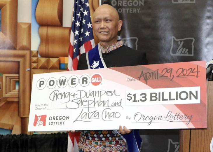 Ông Cheng không ẩn danh khi đến nhận giải độc đắc trị giá 1,3 tỉ USD của mình (Ảnh: Oregon Lottery) 