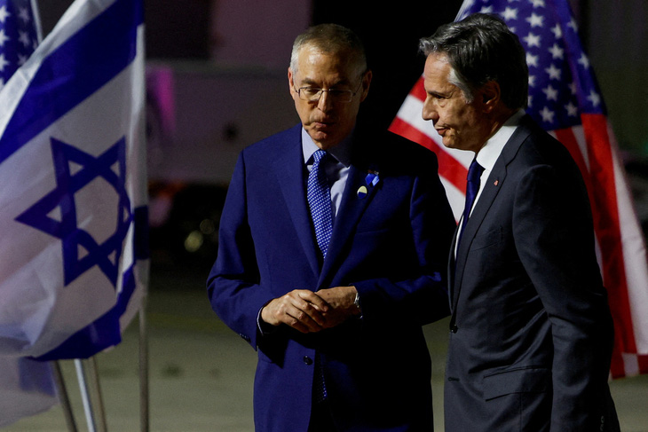 Ngoại trưởng Mỹ Antony Blinken (bên phải) và Đại sứ Israel tại Mỹ Mike Herzog ở sân bay gần Tel Aviv ngày 30-4 - Ảnh: REUTERS