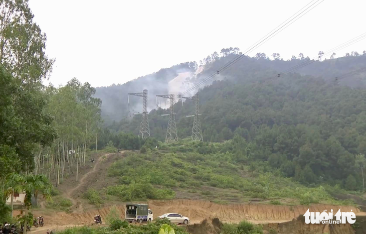 Đám cháy rừng gần với đường điện 500kV - Ảnh: DOÃN HÒA