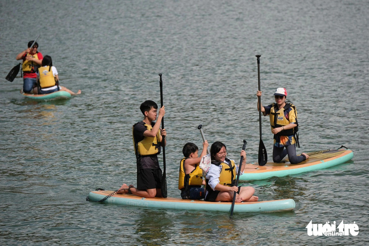 Du khách chèo thuyền ở hồ Tuyền Lâm Đà Lạt - Ảnh: M.V