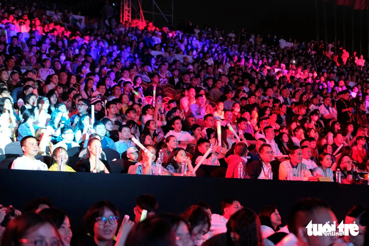 Hàng nghìn du khách tham dự sự kiện ngoài trời tại quảng trường Lâm Viên Đà Lạt - Ảnh: M.V
