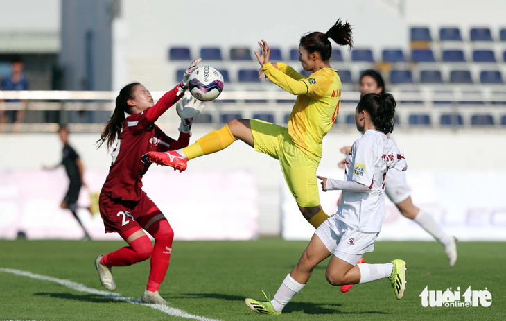 Các cô gái Sơn La đã chơi kiên cường trước CLB nữ TP.HCM (áo vàng) - Ảnh: N.K