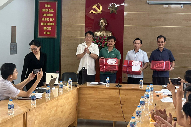 Chủ tịch UBND TP Biên Hòa Đỗ Khôi Nguyên (bìa trái) tặng quà, động viên nhân viên làm công tác đền bù xuyên lễ - Ảnh: H.M.
