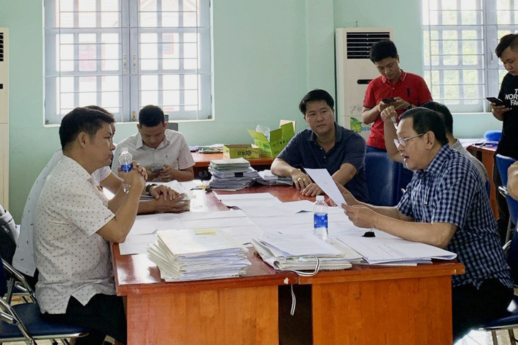 Tổ đền bù đang hội ý đối chứng các hồ sơ dự án cao tốc Biên Hòa - Vũng Tàu - Ảnh: H.M.