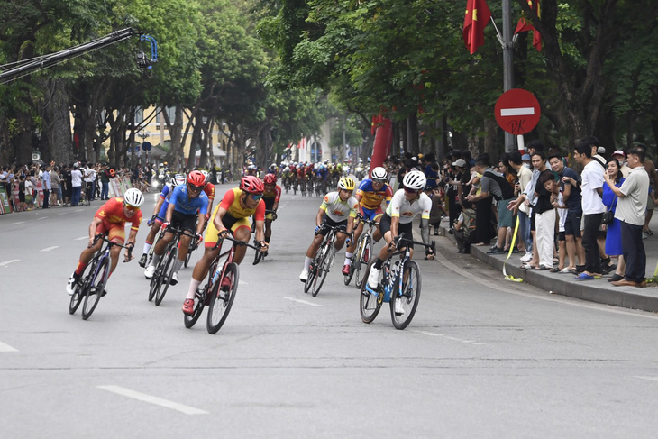 Các tay đua bứt tốc, tranh chấp ngay khi mở màn chặng 1 Cuộc đua xe đạp về Điện Biên Phủ 2024 - Ảnh: QĐND